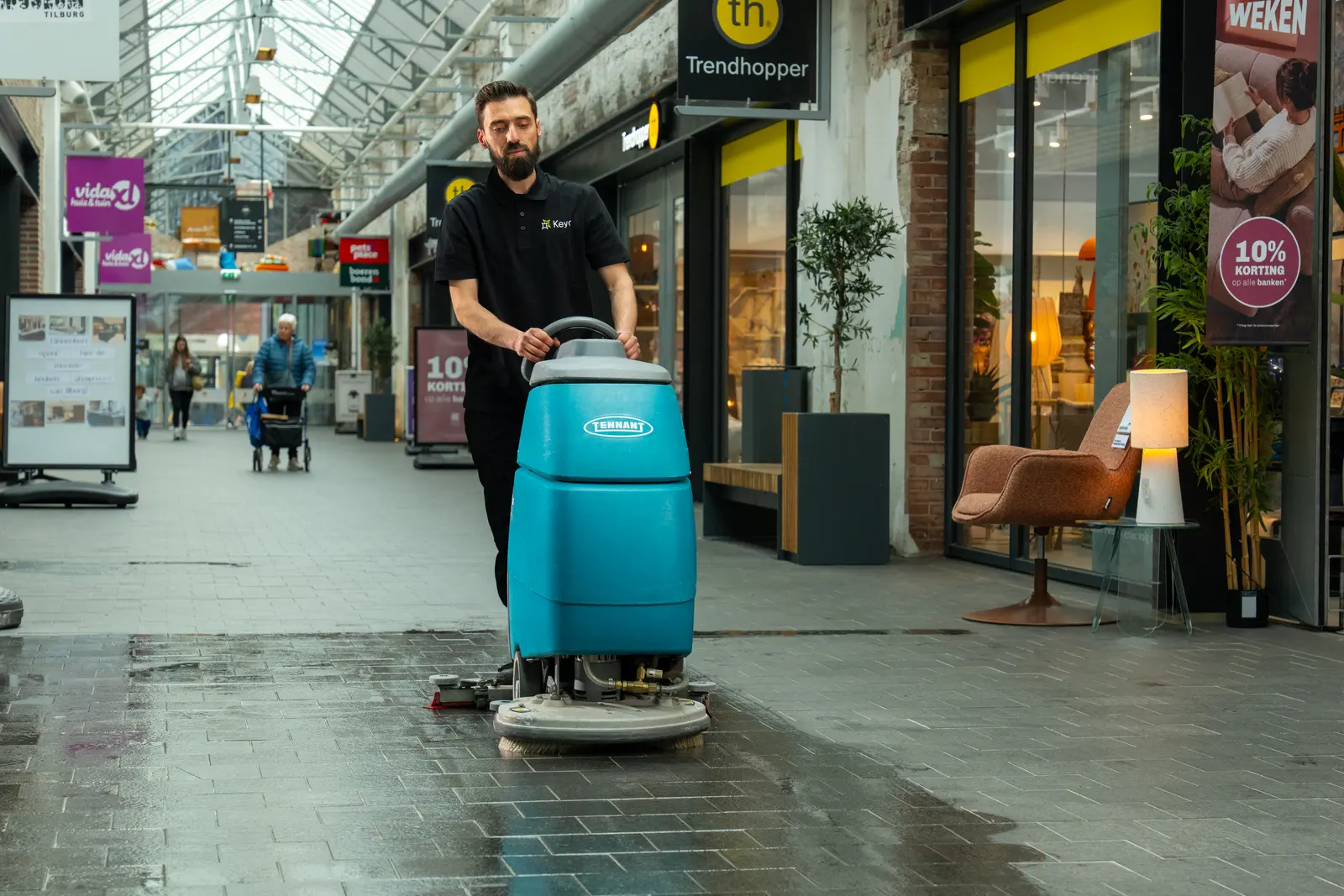 Vloer machinaal gereinigd met een schrobmachine door Keyo