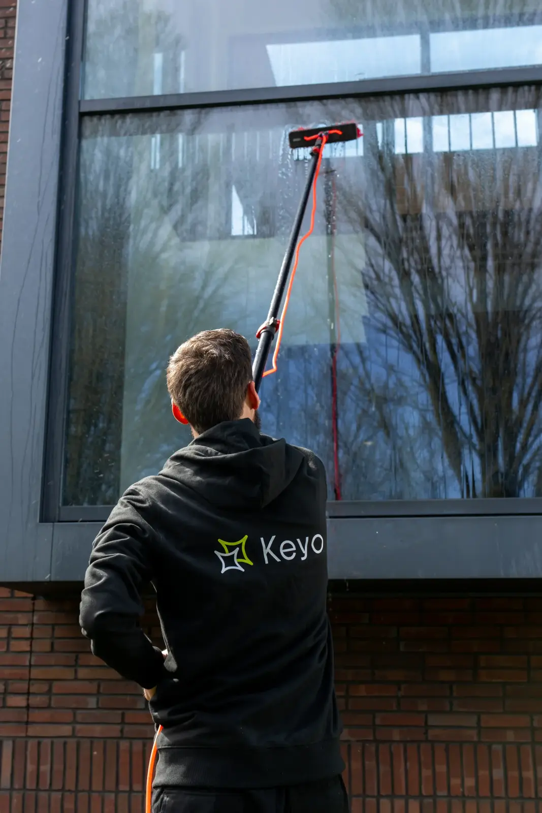 Ramen wassen op hoogte vanaf de grond door Keyo