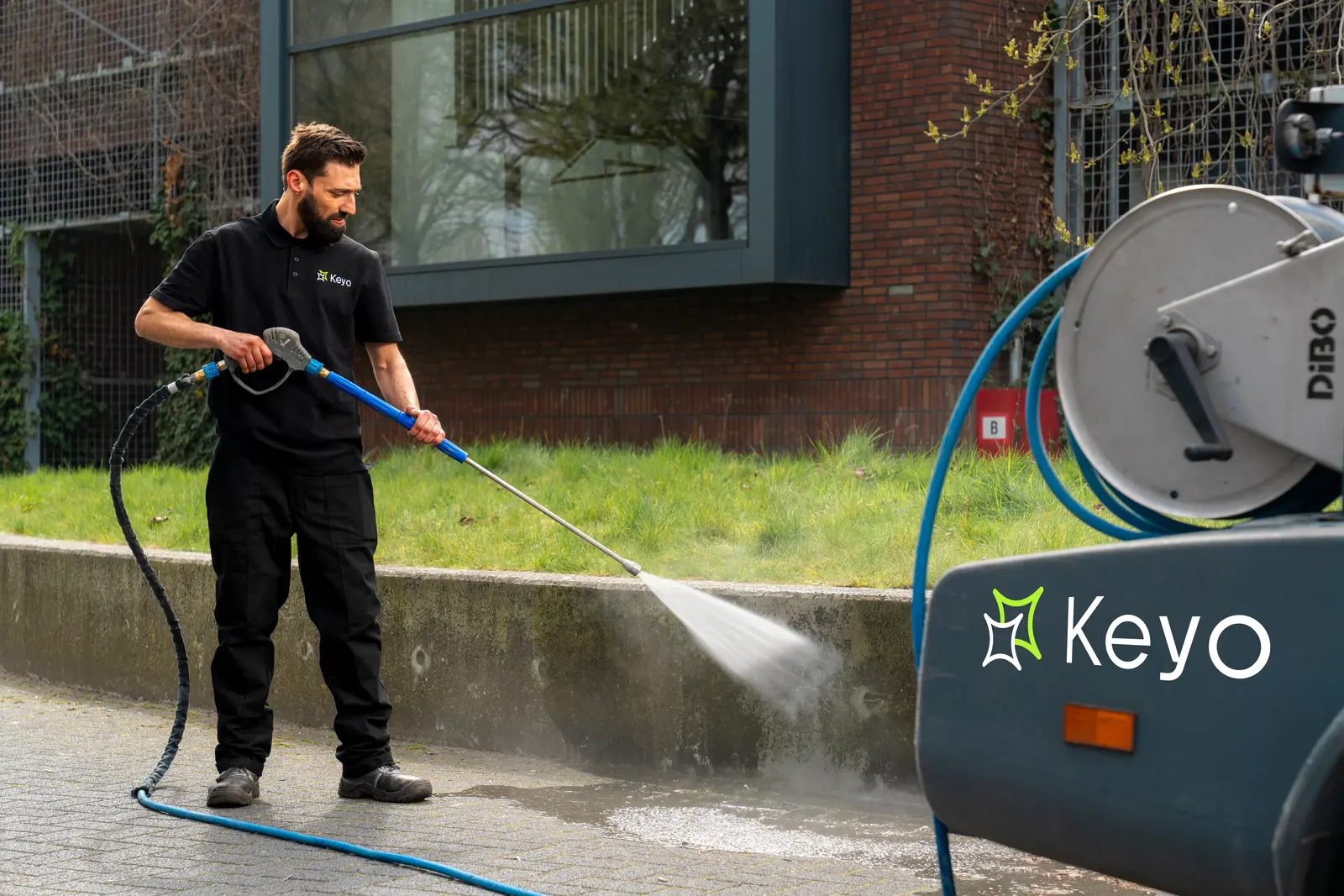 Keyo reinigt een gevel met hogedruk en eigen materieel