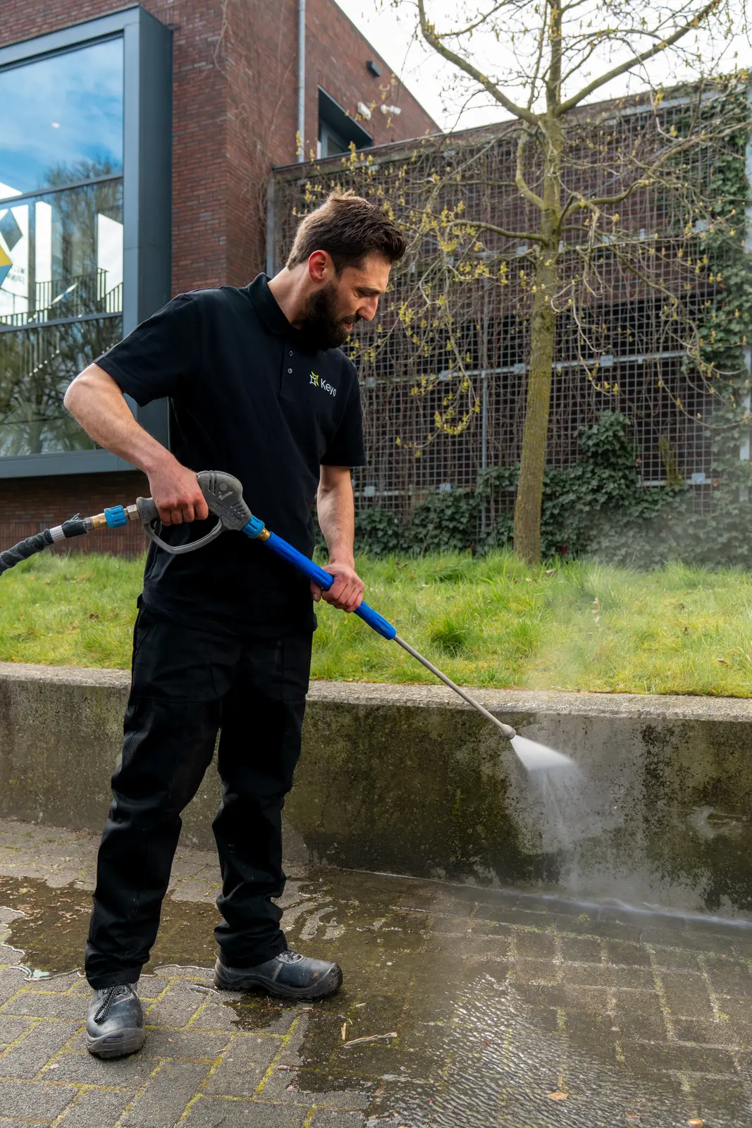Bestrating en buitenruimte reinigen met hogedruk door Keyo