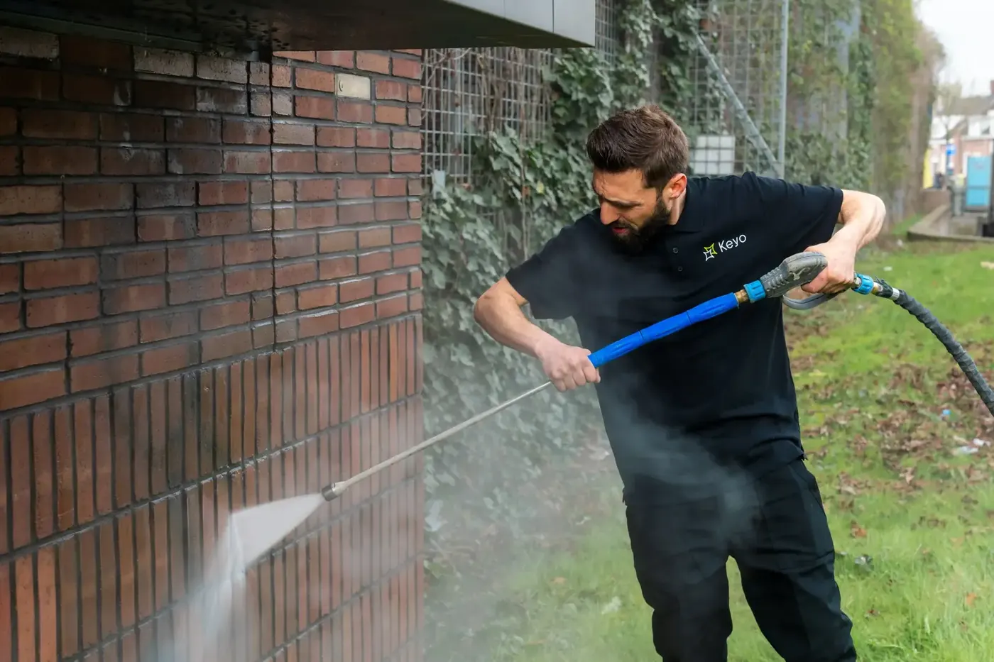 Verf en aanslag met hogedruk van een muur verwijderen door Keyo
