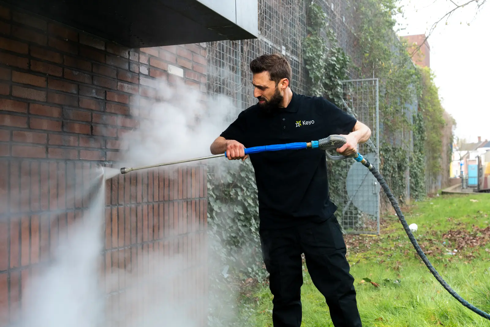 Schone muur na graffitiverwijdering, klaar voor beschermlaag, door Keyo