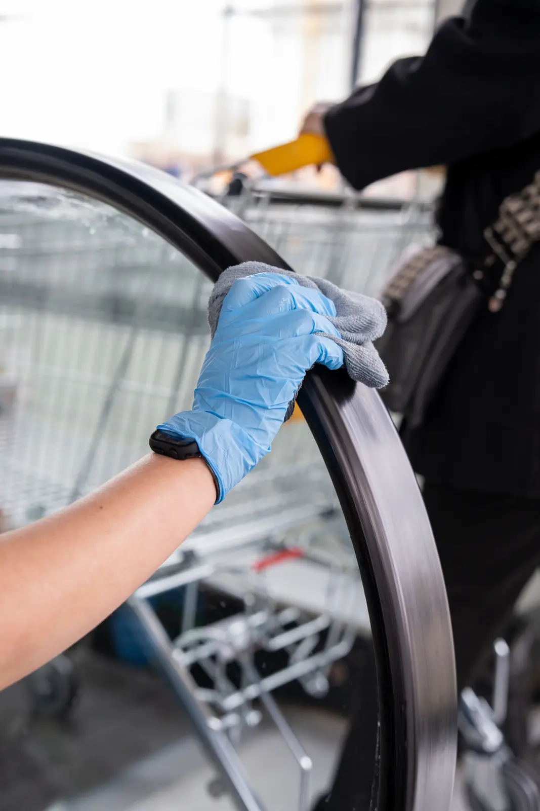 Glazen balustrade gereinigd in een gemeenschappelijke ruimte door Keyo
