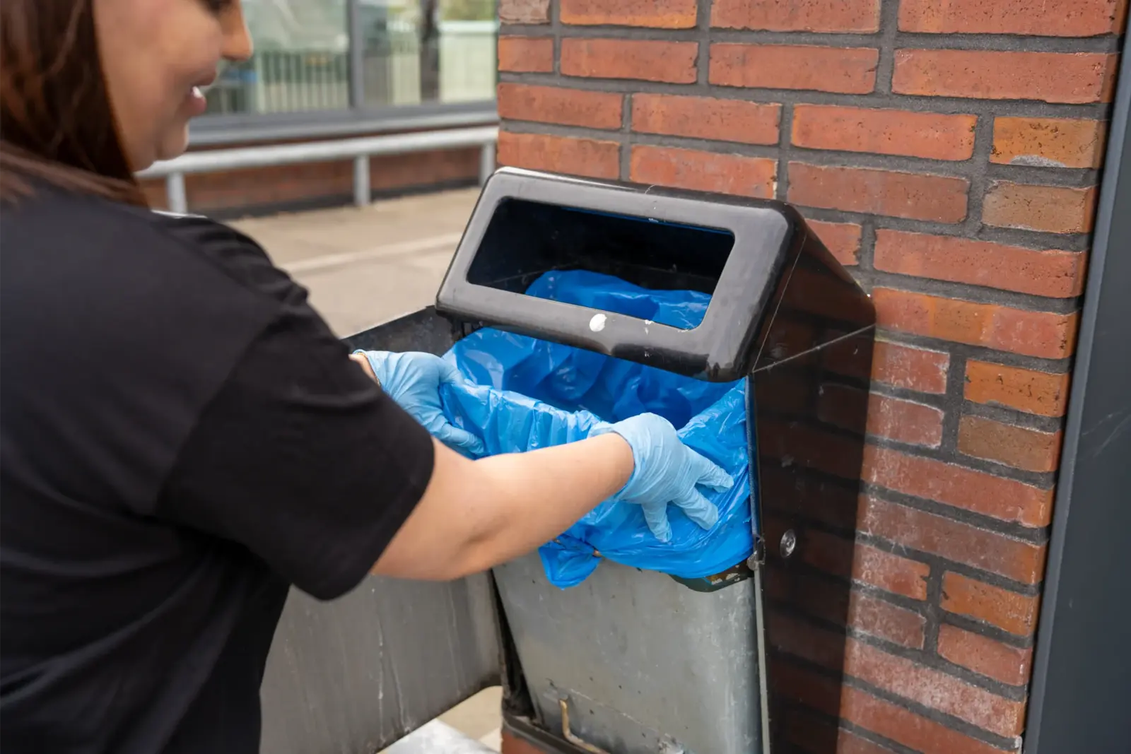 Afvalbak geleegd in een gemeenschappelijke buitenruimte door Keyo