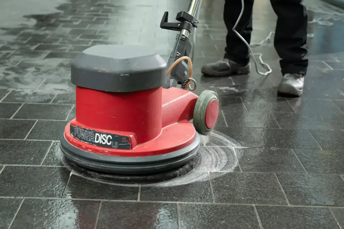 Machinale vloerreiniging bij bouwschoonmaak door Keyo