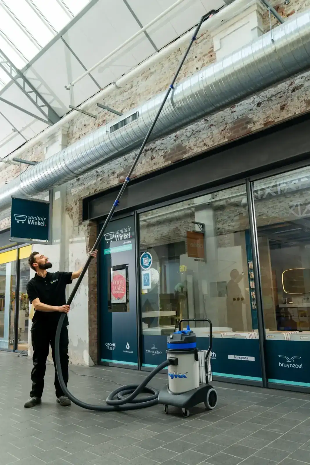 Reiniging op hoogte vanaf de grond met het SkyVac-systeem door Keyo