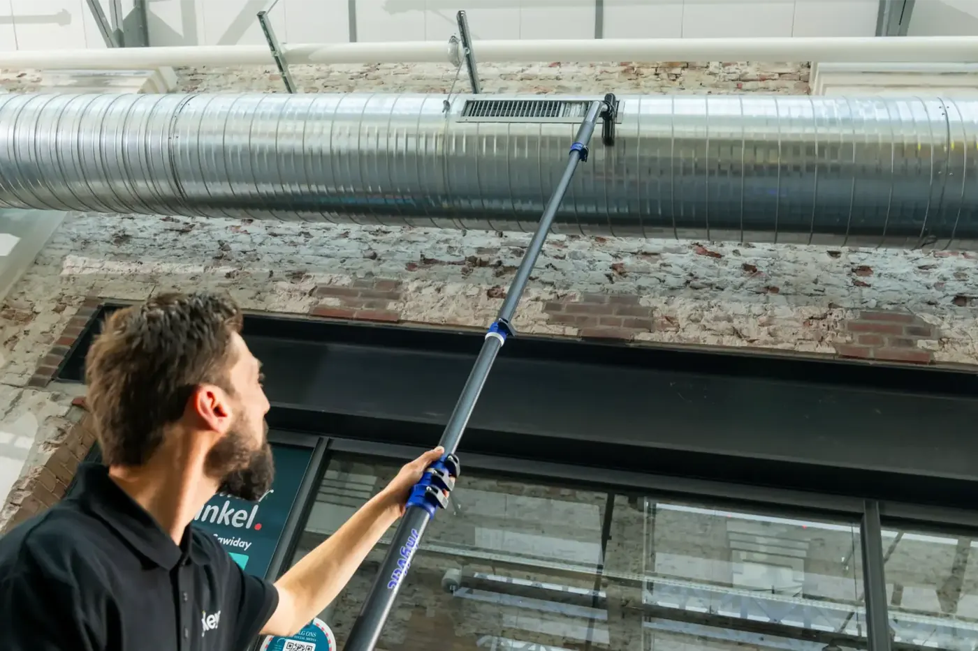 Leidingen en kanalen op hoogte stofvrij maken met het SkyVac-zuigsysteem