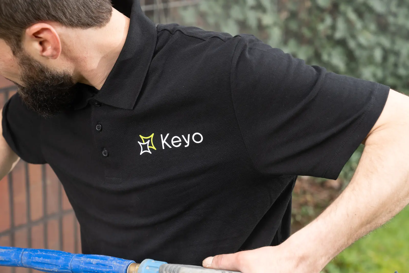Vakman van Keyo in bedrijfskleding aan het werk