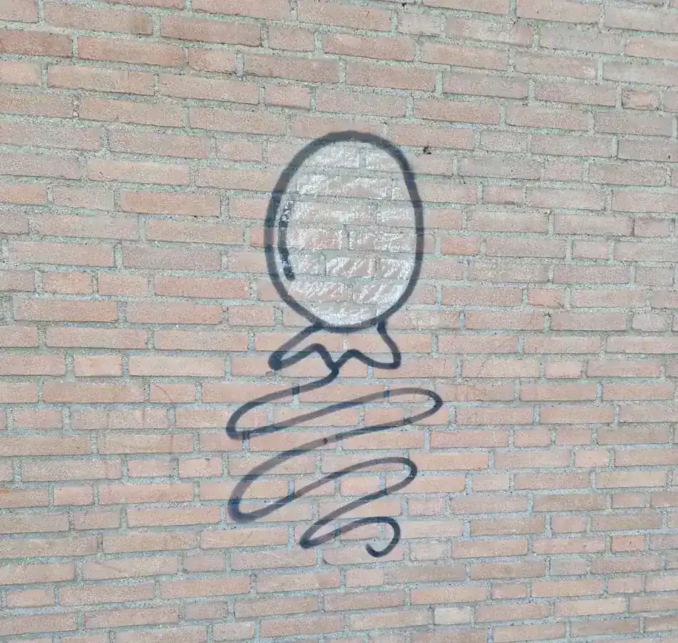 Graffiti verwijderd van een gevel (voor)