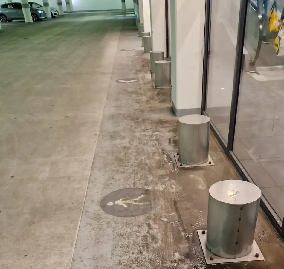 Parkeerterrein gereinigd (voor)